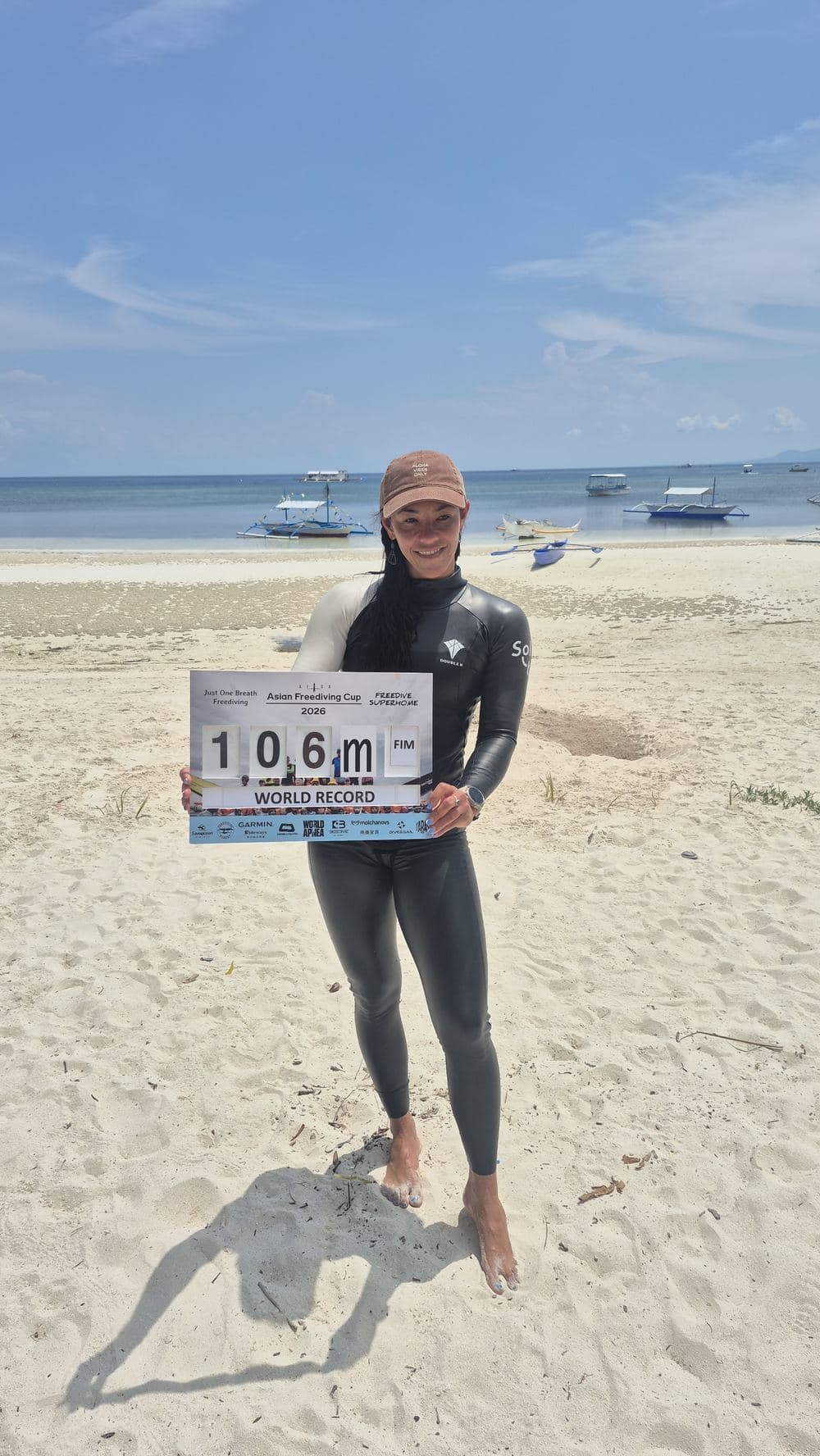 Enchante holding the 106m world record board, AIDA Asian Freediving Cup 2026